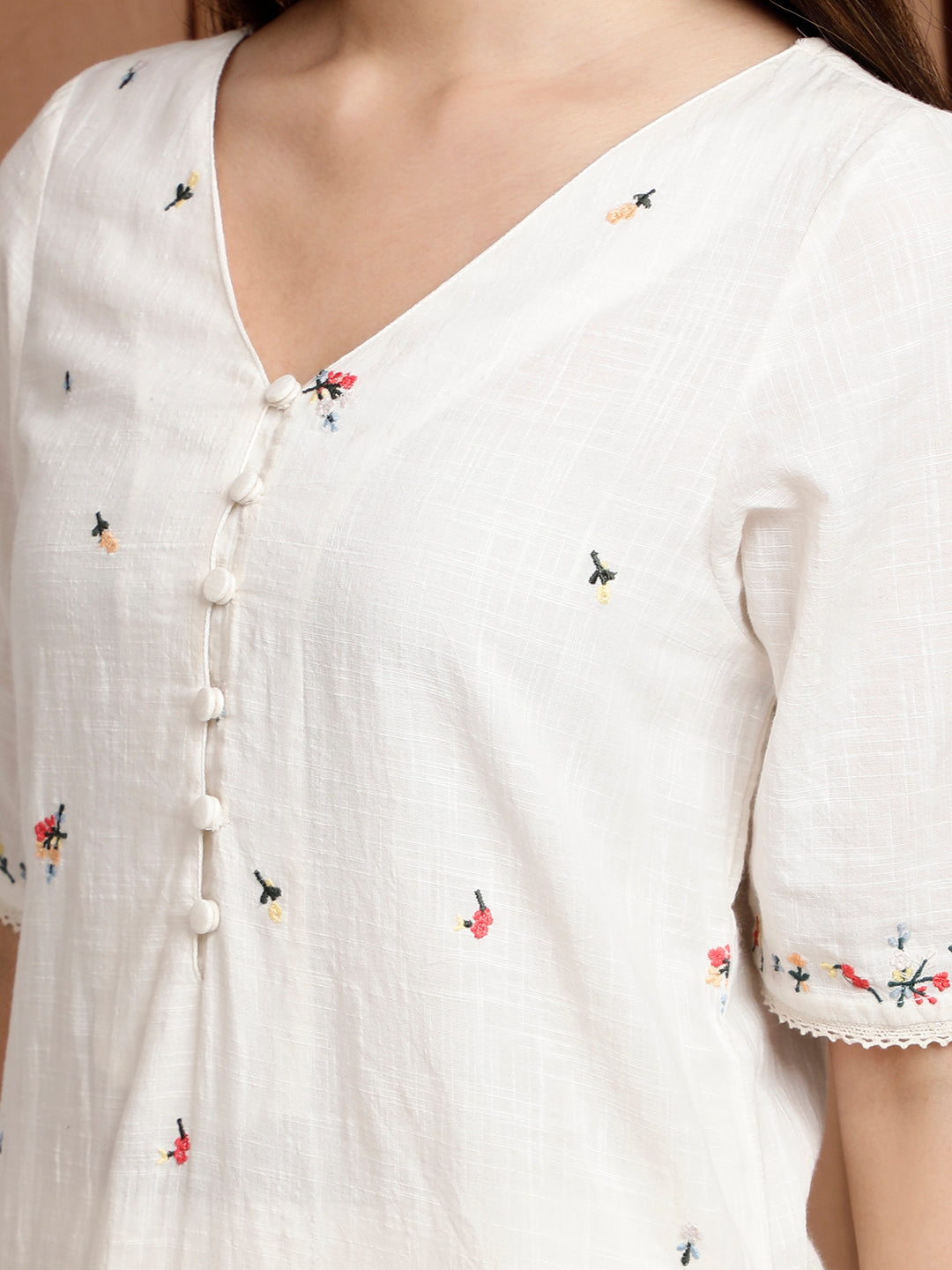 IVORY EMBROIDERED COTTON SLUB KURTA WITH PANTS