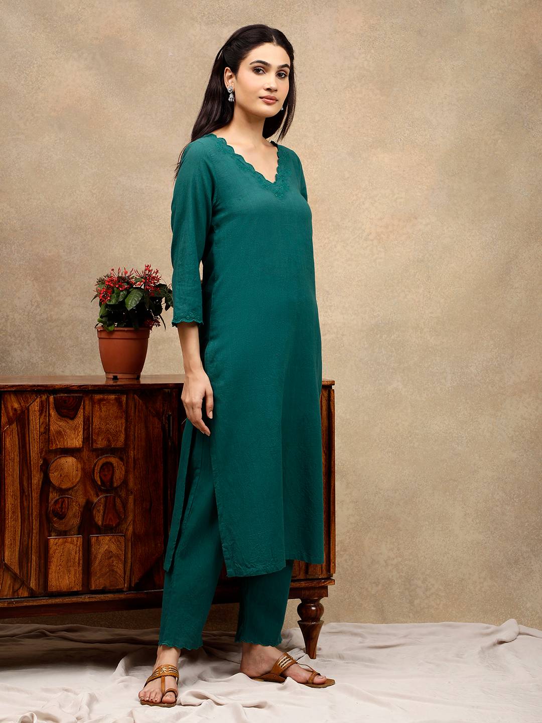 GREEN SCALLOP EMBROIDERED KURTA WITH PANTS (WITHOUT DUPATTA)