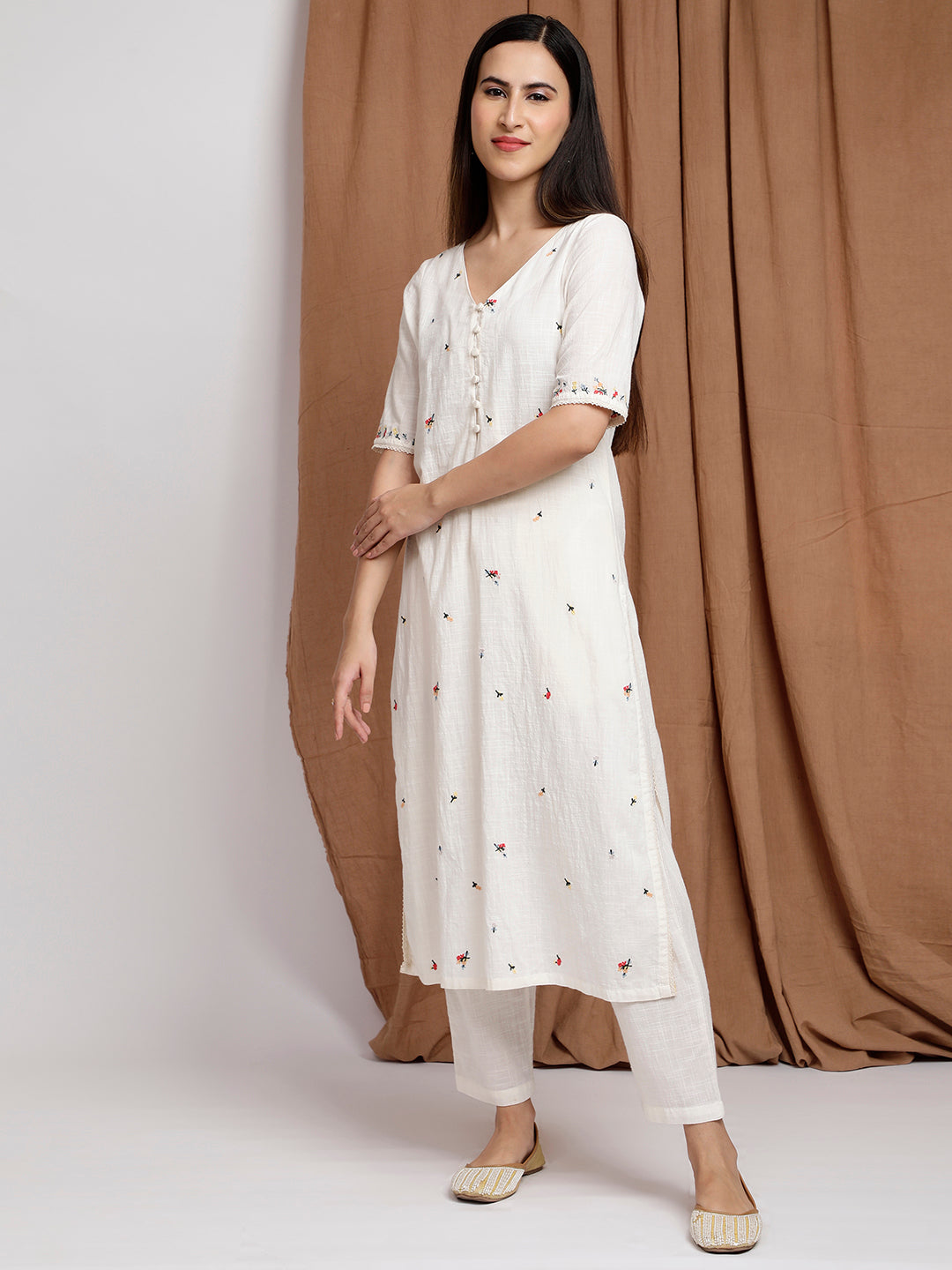 IVORY EMBROIDERED COTTON SLUB KURTA WITH PANTS