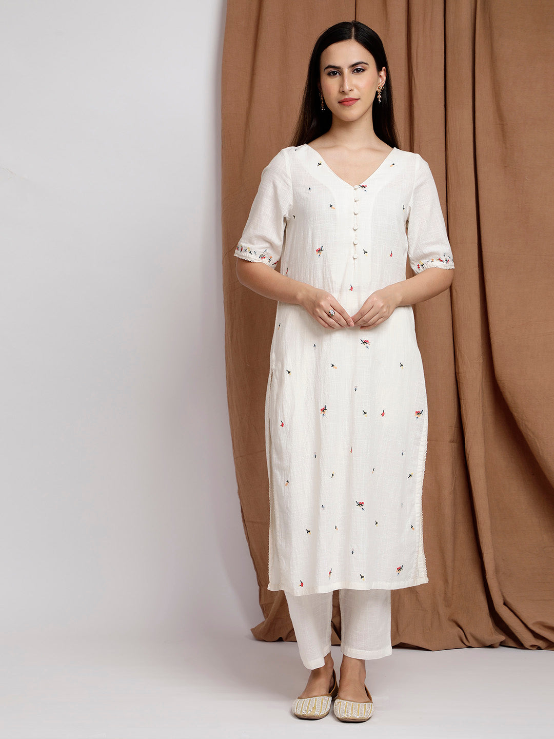 IVORY EMBROIDERED COTTON SLUB KURTA WITH PANTS