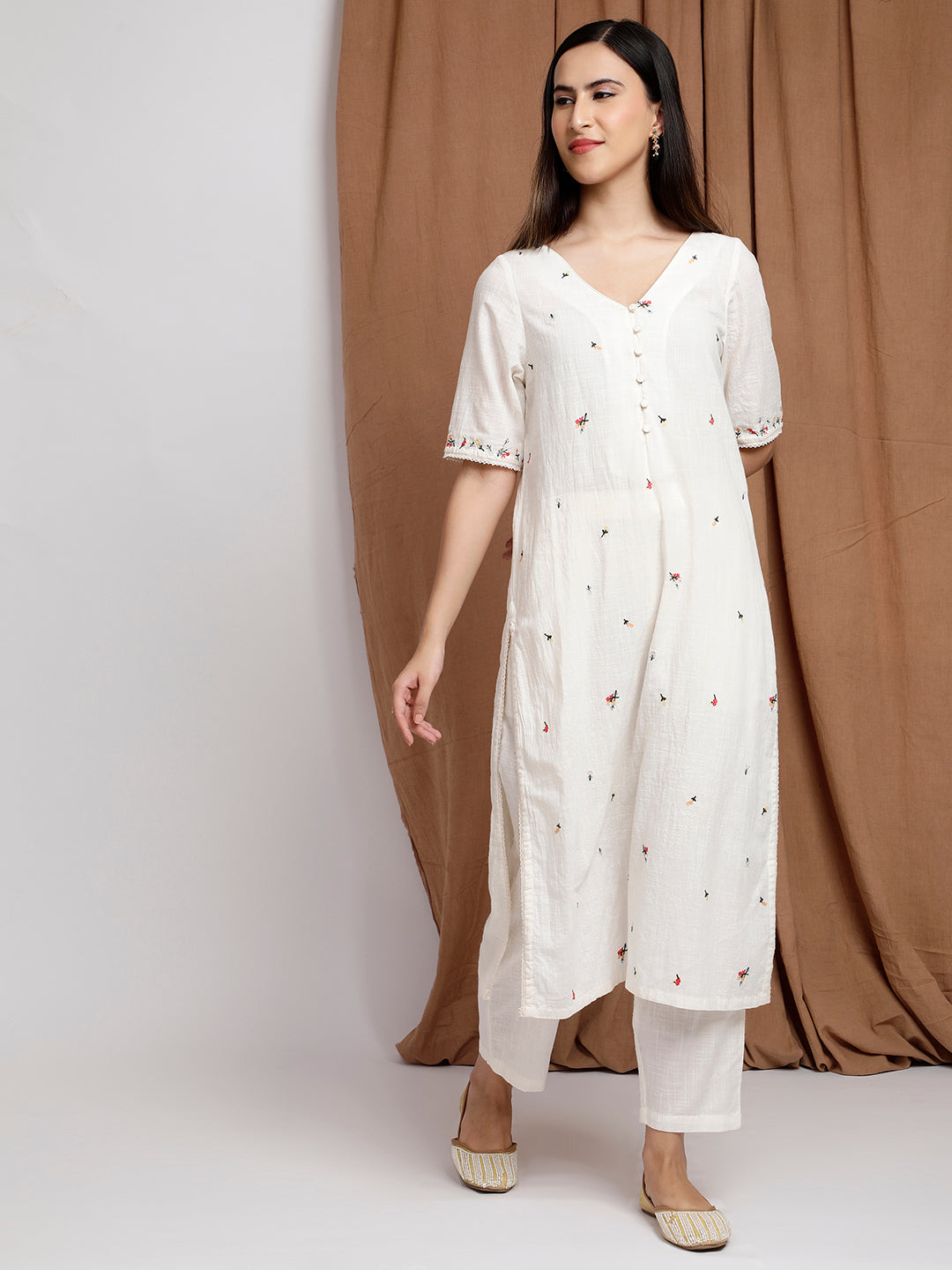 IVORY EMBROIDERED COTTON SLUB KURTA WITH PANTS