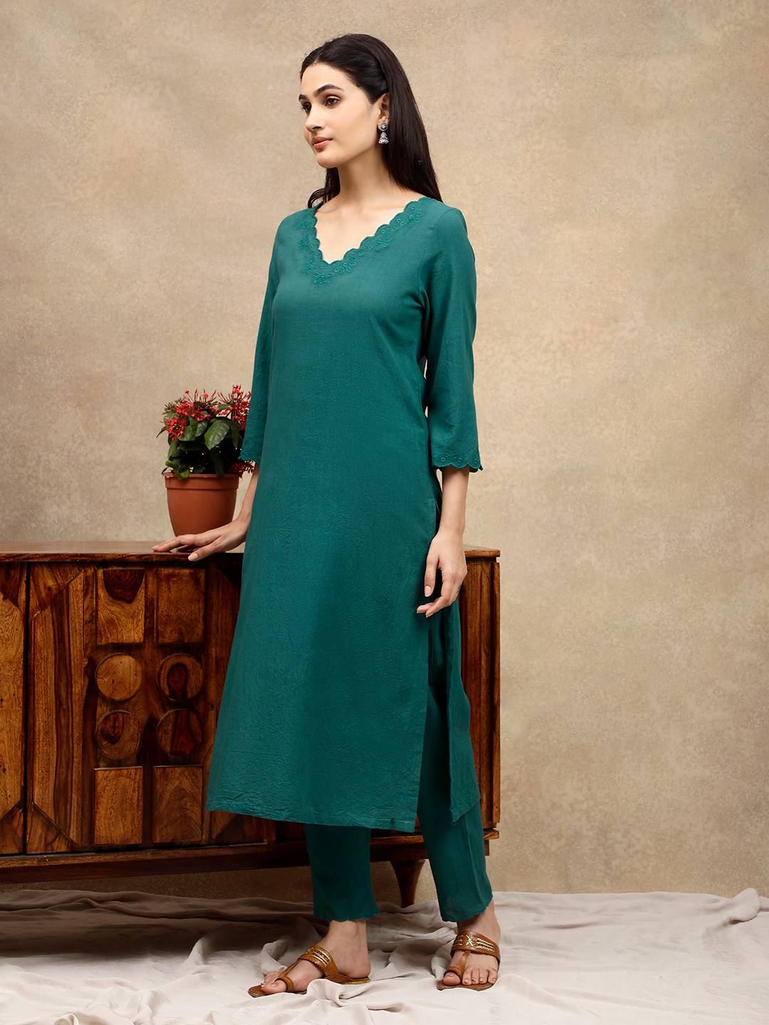 GREEN SCALLOP EMBROIDERED KURTA WITH PANTS (WITHOUT DUPATTA)