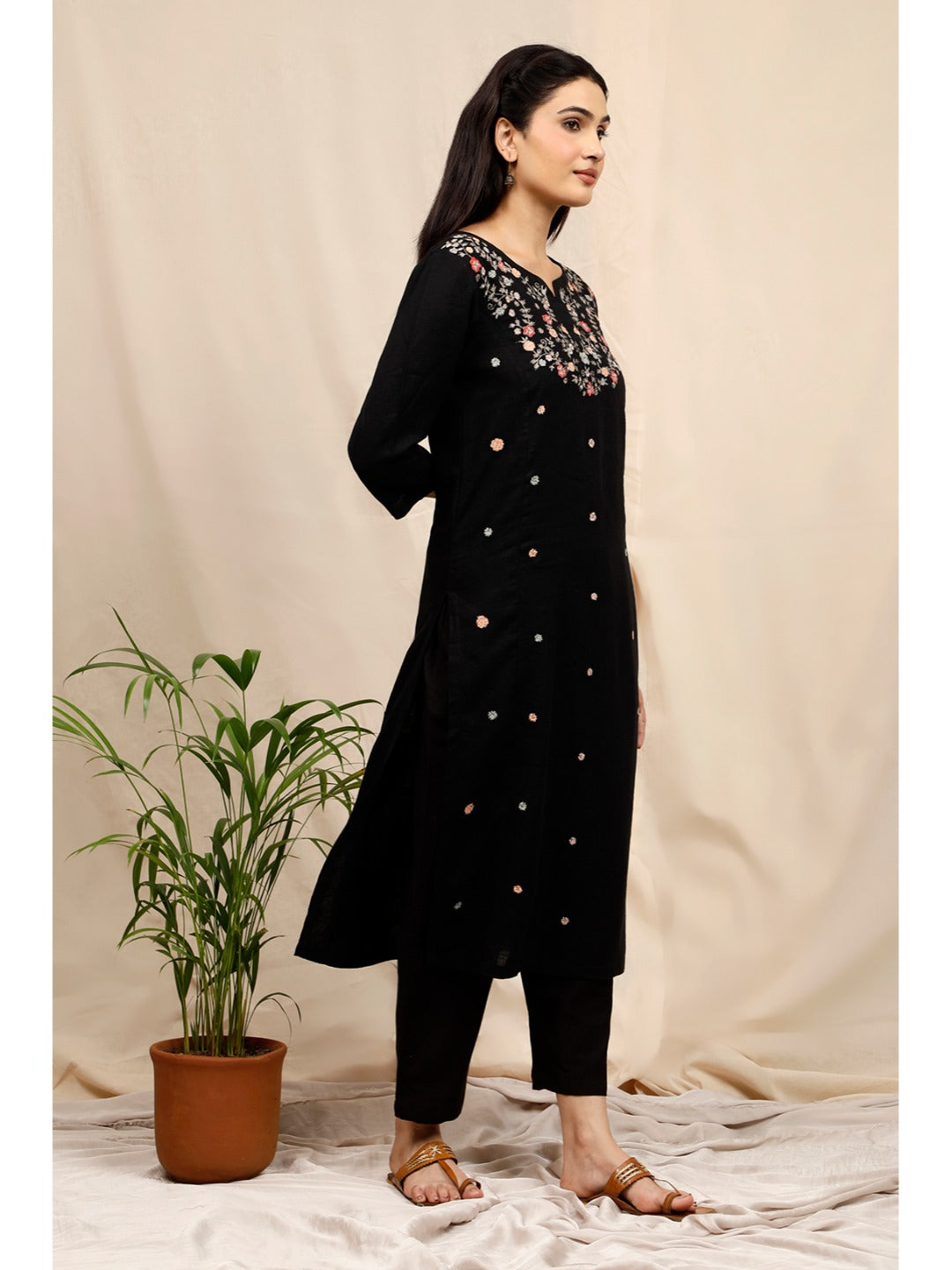 BLACK EMBROIDERED VISCOSE LINEN KURTA  PANTSWITH DUPATTA