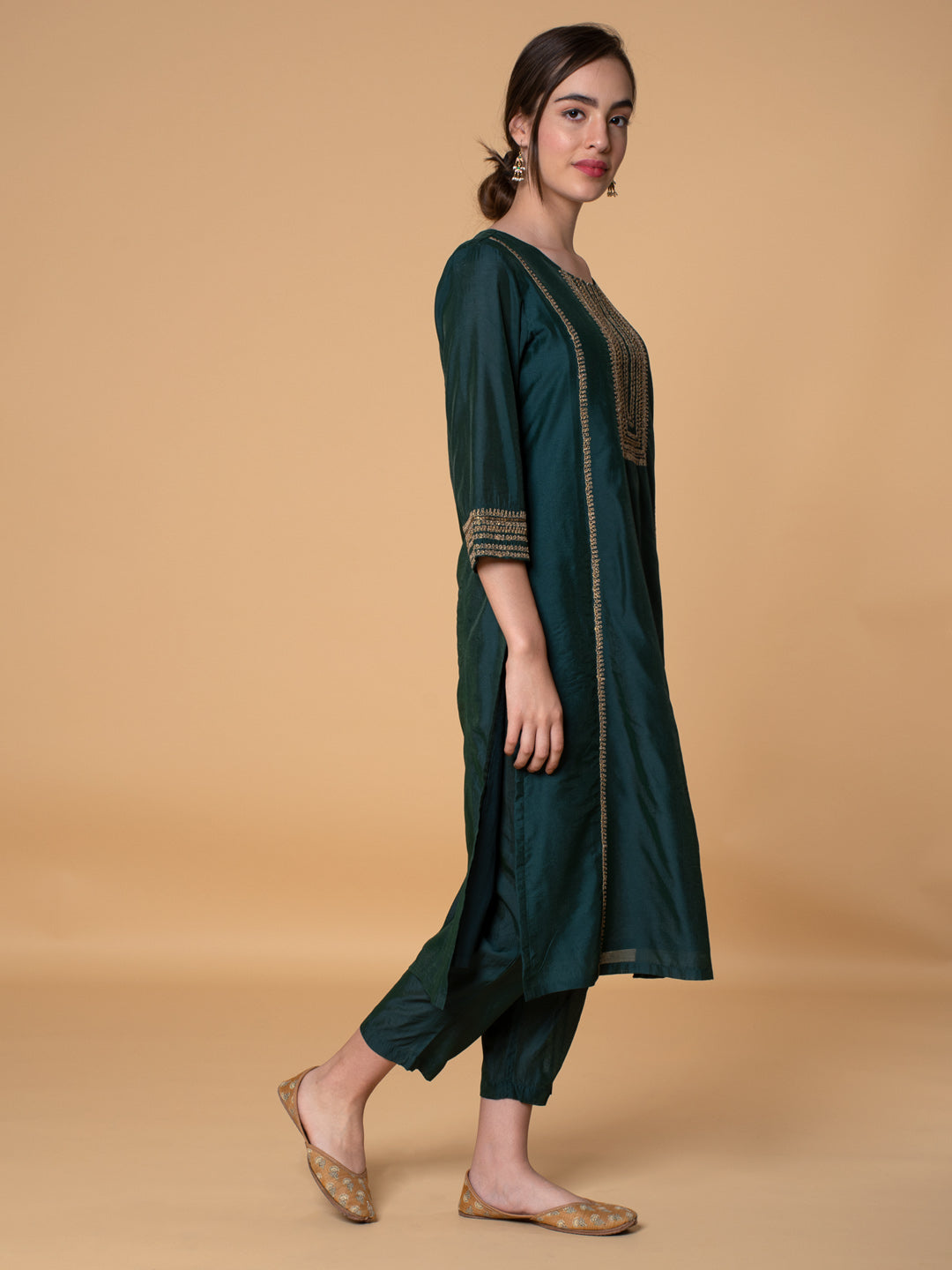 GREEN EMBROIDERED CHANDERI KURTA WITH PANTS