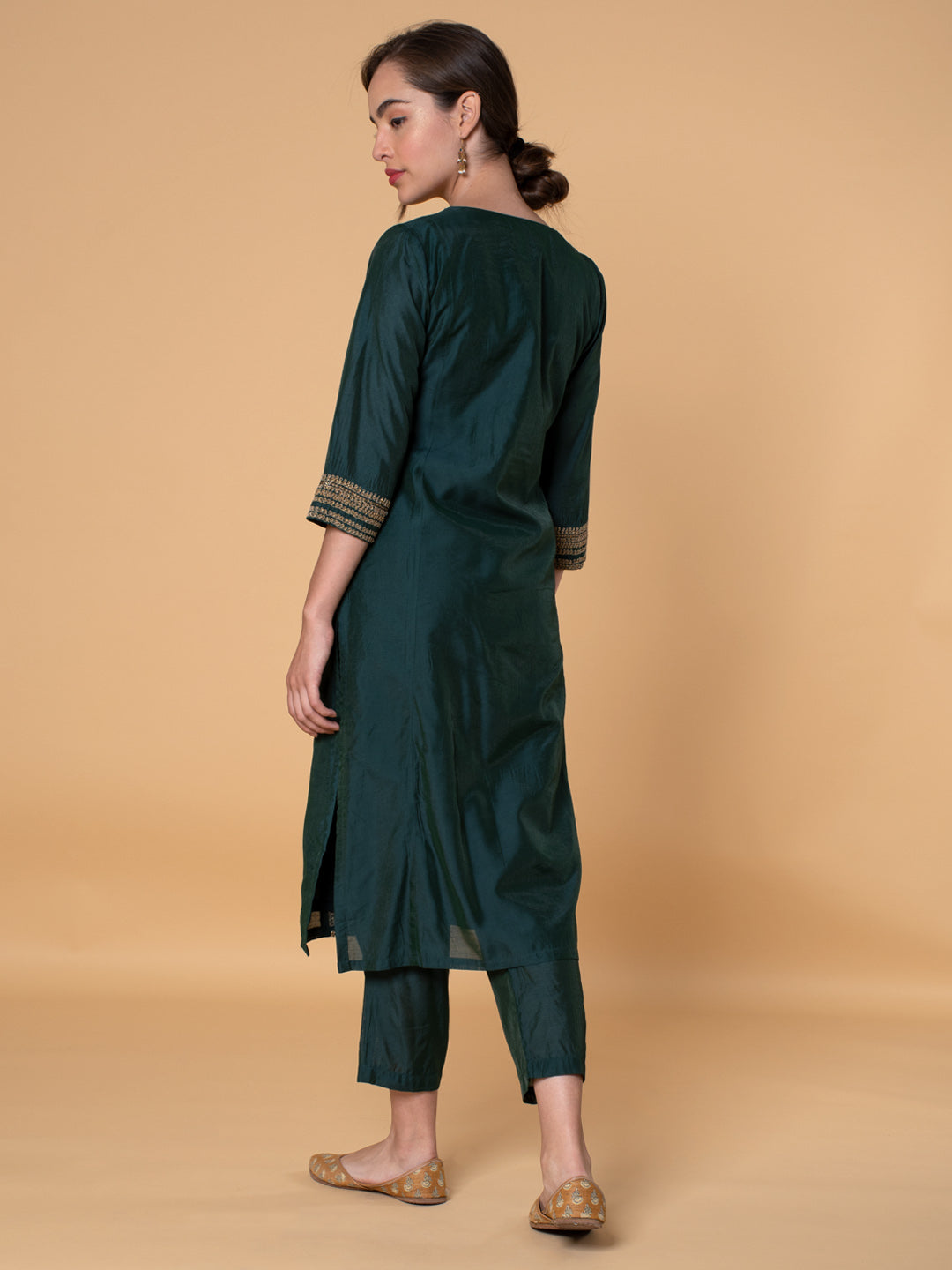 GREEN EMBROIDERED CHANDERI KURTA WITH PANTS