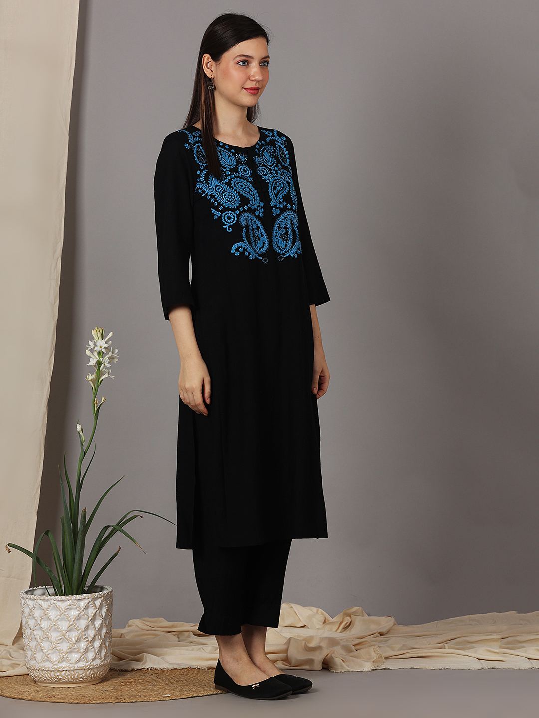 BLACK EMBROIDERED VISCOSE LINEN KURTA WITH PANTS