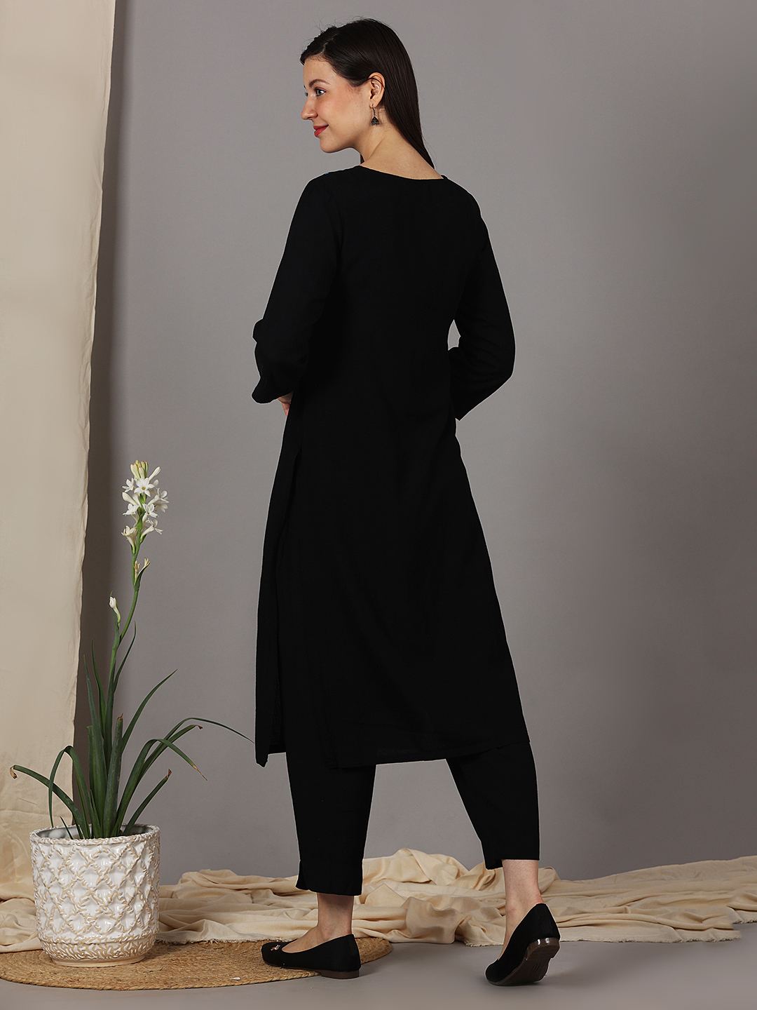 BLACK EMBROIDERED VISCOSE LINEN KURTA WITH PANTS