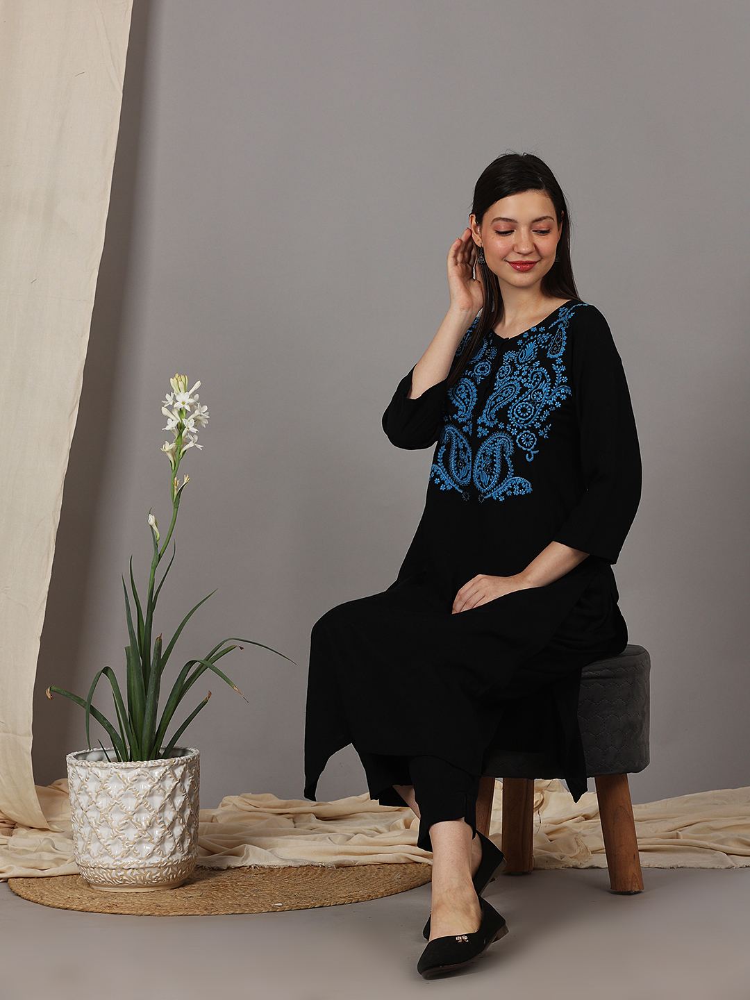 BLACK EMBROIDERED VISCOSE LINEN KURTA WITH PANTS