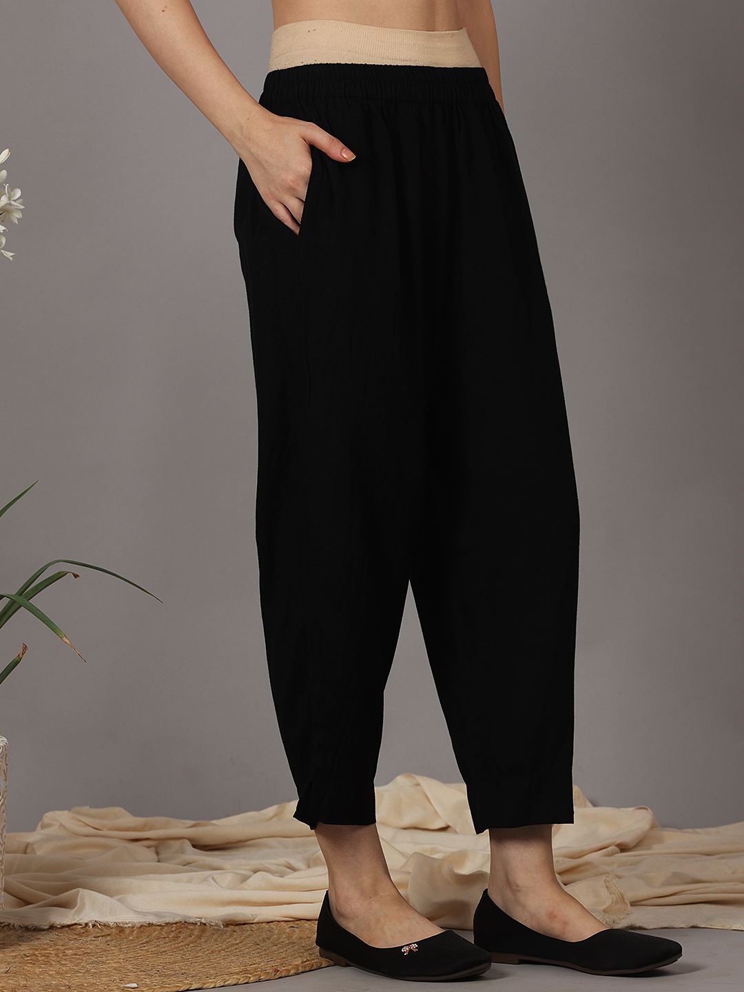 BLACK EMBROIDERED VISCOSE LINEN KURTA WITH PANTS