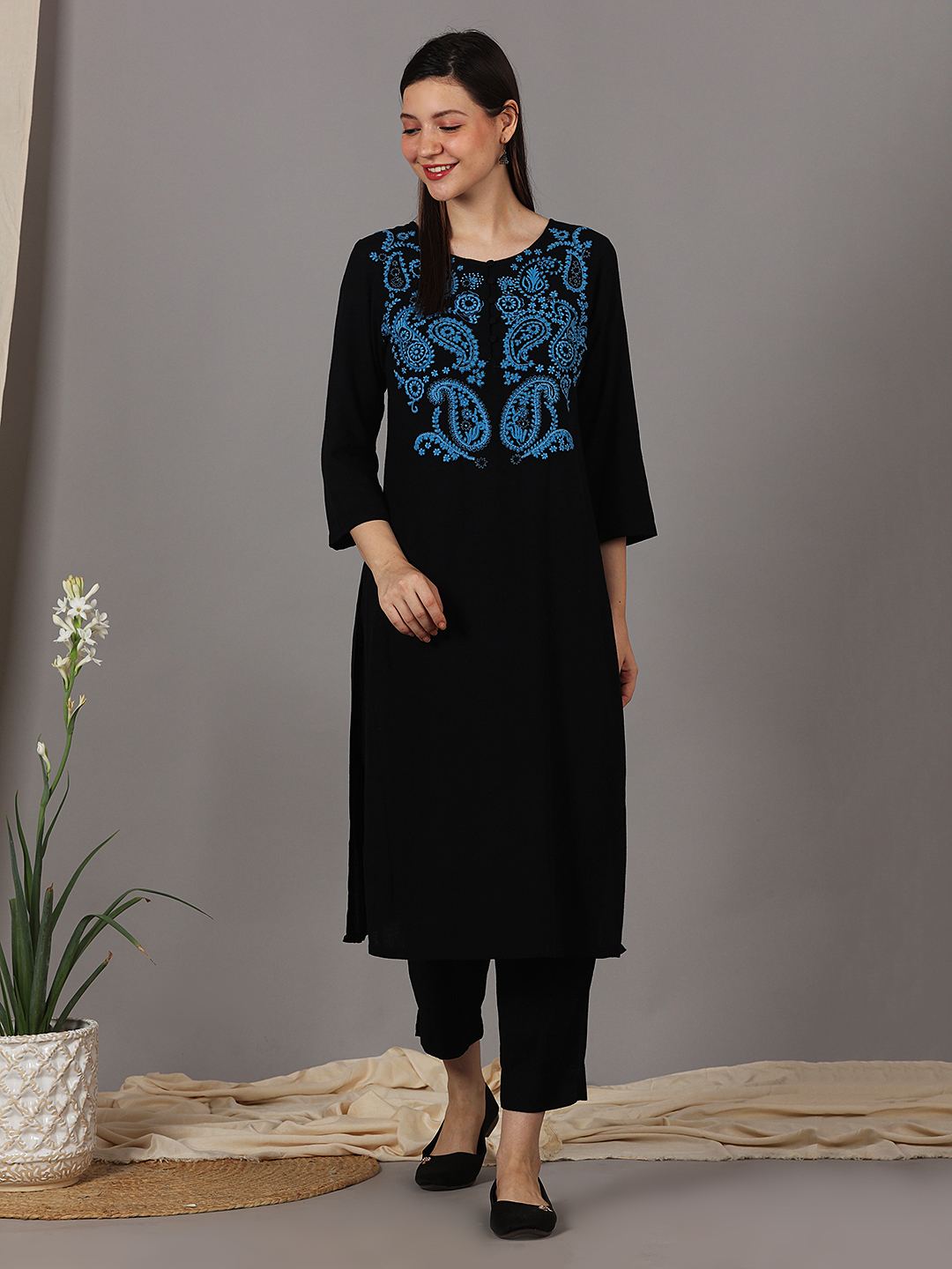 BLACK EMBROIDERED VISCOSE LINEN KURTA WITH PANTS