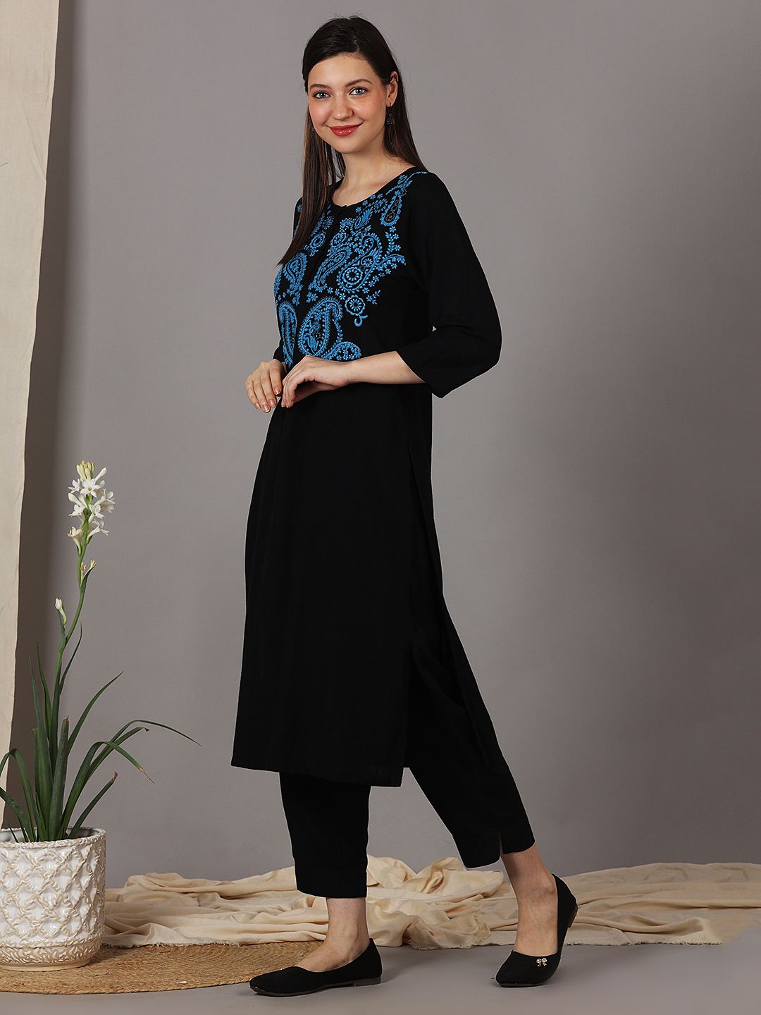 BLACK EMBROIDERED VISCOSE LINEN KURTA WITH PANTS